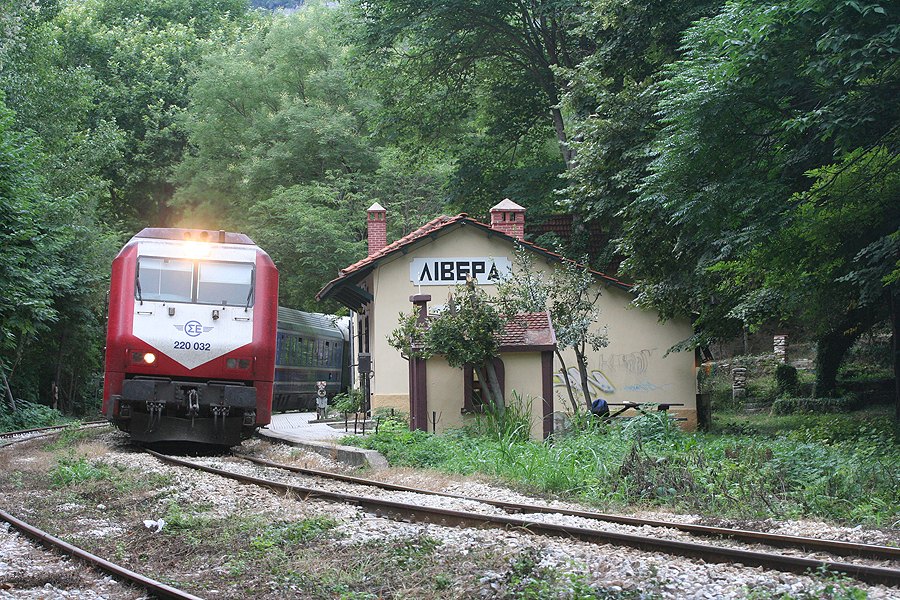 Het gerestaureerde haltegebouwtje Livera (Λιβέρα) met apsserende trein naar Xanti, 08-08-2006