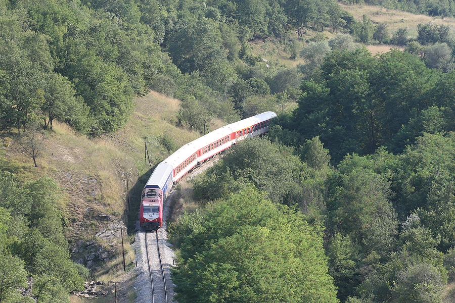Loc 220 011 met trein naar Alexandroupoli, even voorbij Paranesti, 09-08-2009