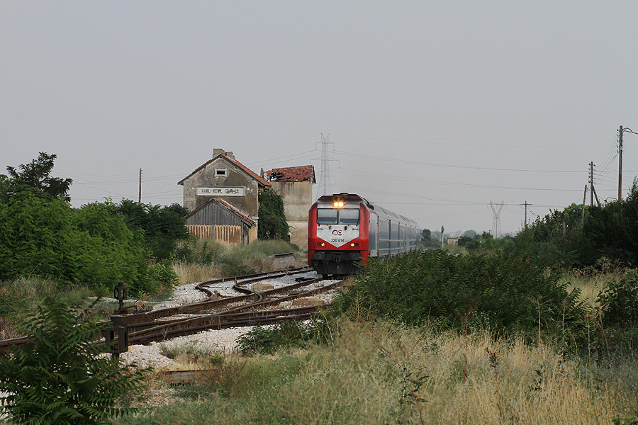 Loc 220 014 met trein naar Thessaloniki passeert het voormalige station van Polyantho (Πολύανθο), 03-08-2010