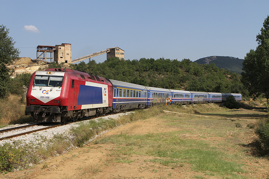 Loc 220 028 met trein richting Komotini even voor Kirki (Κίρκη), ter hoogte van de in 1997 gesloten zinkmijn.