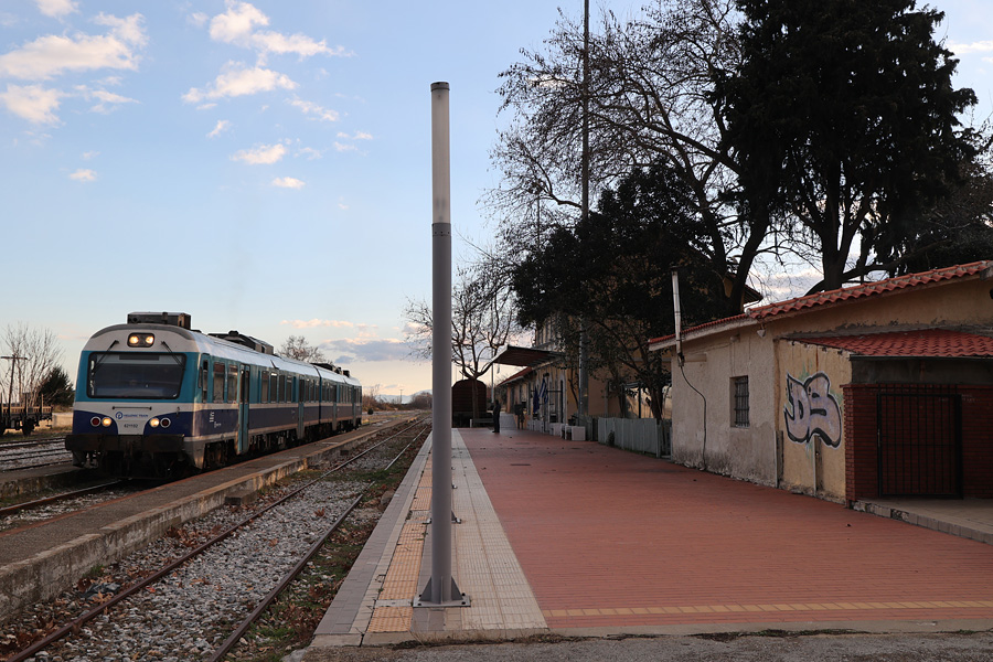 Tussen 30 oktober 2022 en 1 maart 2023 reden er weer treinen tussen Xanthi en Alexandroupoli. DMU 621102 met HellenicTrain logo in het station van Xanthi, 02-02-2023